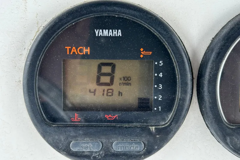 Slide: The Image of Yamaha tachometer displaying 418 hours on a 2009 KenCraft 2060 boat. - 29
