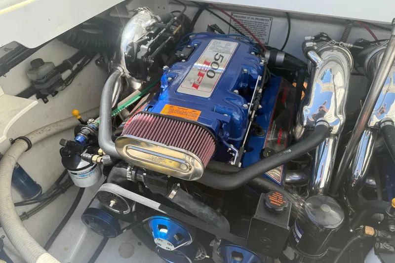 Slide: The Image of Engine of a 2001 Formula 353 FASTech boat, featuring a powerful 500 EFI motor. - 22