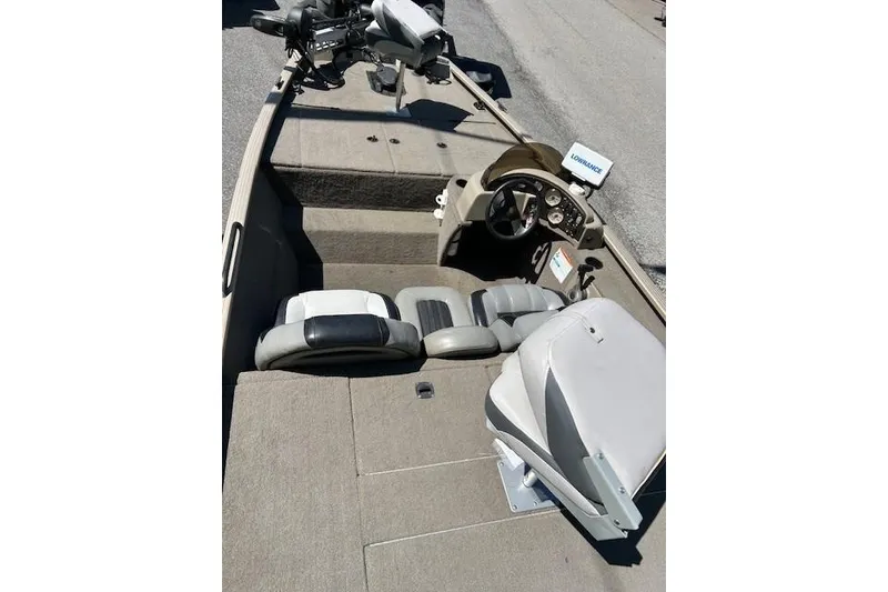 Slide: The Image of 2011 G3 Eagle 180 boat interior with steering console and seating. - 3