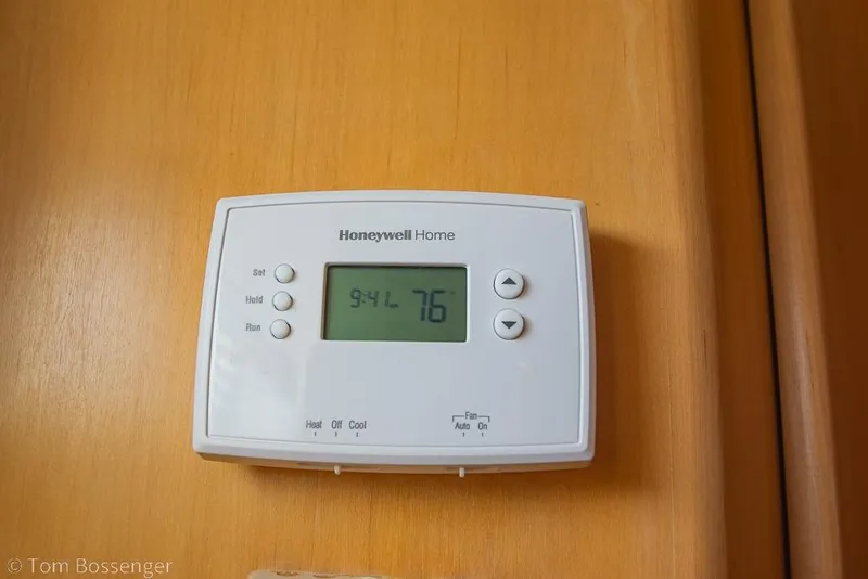 Slide: The Image of Thermostat on 1996 Carver 370 Aft Cabin Motor Yacht, displaying 76 degrees. - 26