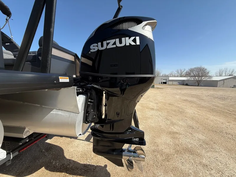Slide: The Image of Suzuki outboard motor on Viaggio Diamante 2024 boat. - 11