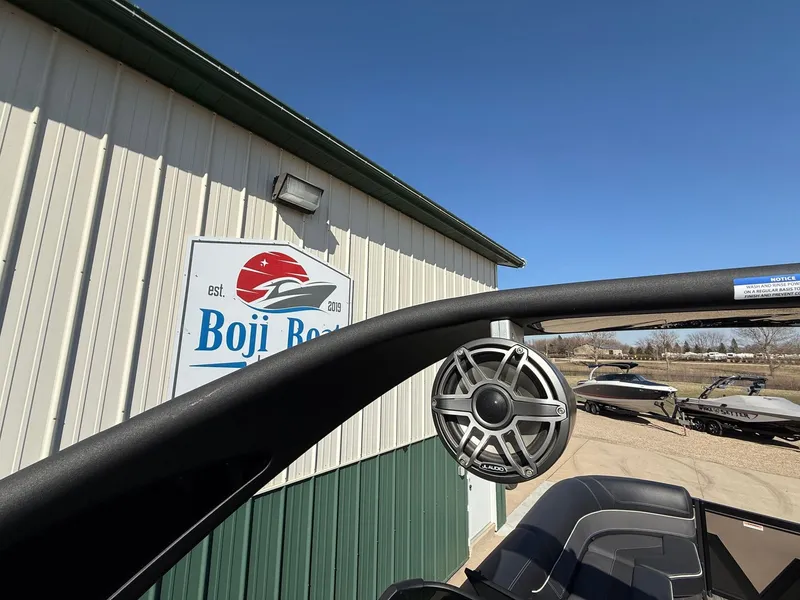 Slide: The Image of Viaggio Diamante 2024 boat at Boji Boats, speaker in foreground. - 40