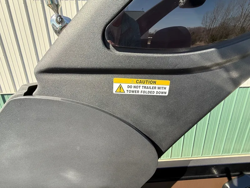 Slide: The Image of Warning label on 2024 Viaggio Diamante: Do not trailer with tower folded down. - 43