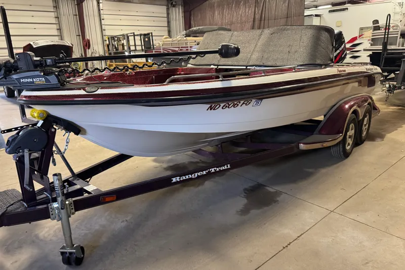 The Image of 2000 Ranger 620VS Fisherman boat on trailer in indoor storage facility. - 1