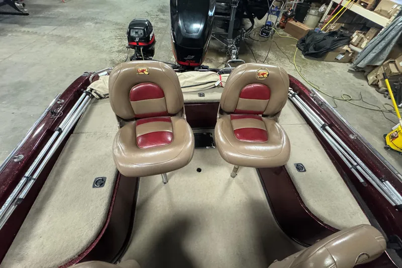 Slide: The Image of 2000 Ranger 620VS Fisherman boat interior with dual tan and red seats. - 5