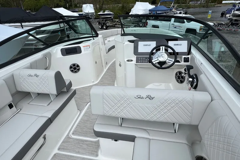 Slide: The Image of Sea Ray SDX 250 2026 - 11