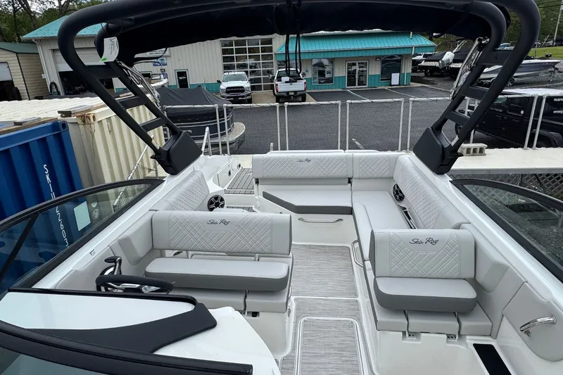 Slide: The Image of Sea Ray SDX 250 2026 - 12