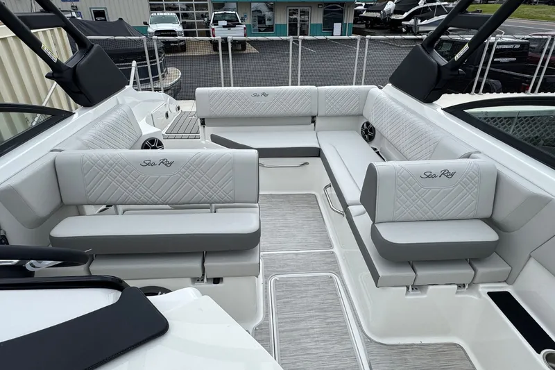 Slide: The Image of Sea Ray SDX 250 2026 - 13