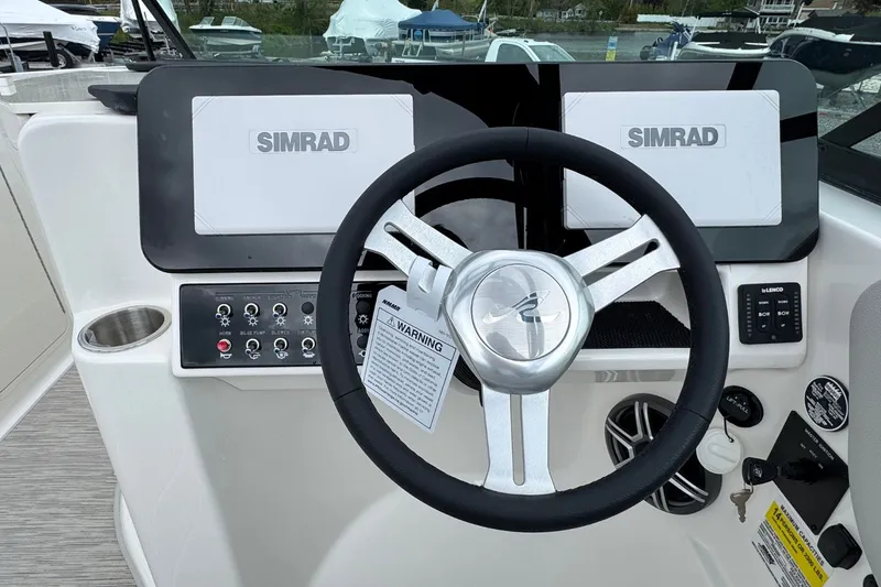 Slide: The Image of Sea Ray SDX 250 2026 - 21