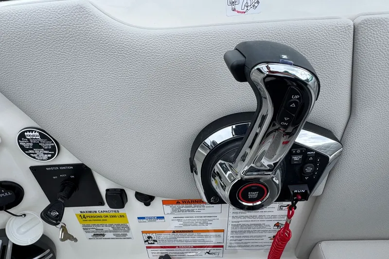 Slide: The Image of Sea Ray SDX 250 2026 - 25