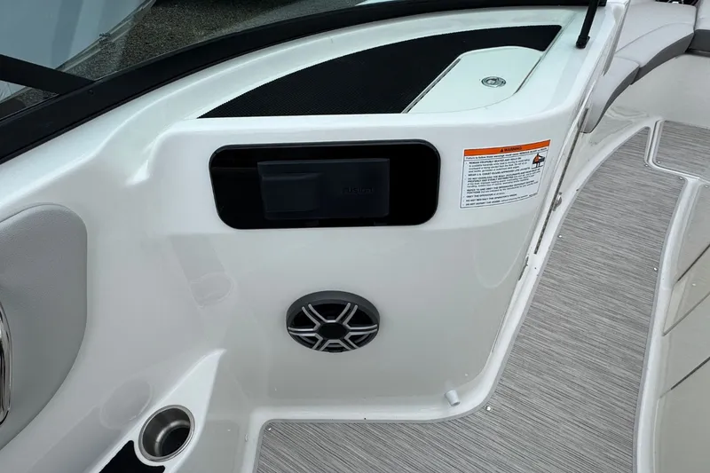 Slide: The Image of Sea Ray SDX 250 2026 - 26