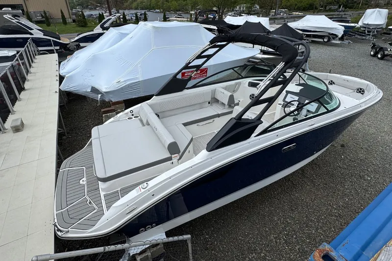 Slide: The Image of Sea Ray SDX 250 2026 - 4