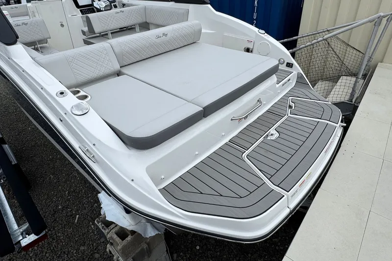 Slide: The Image of Sea Ray SDX 250 2026 - 6