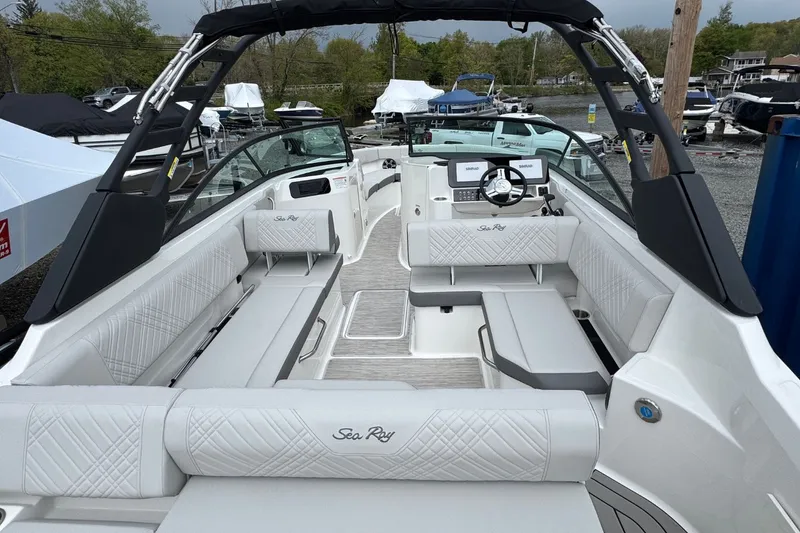 Slide: The Image of Sea Ray SDX 250 2026 - 9