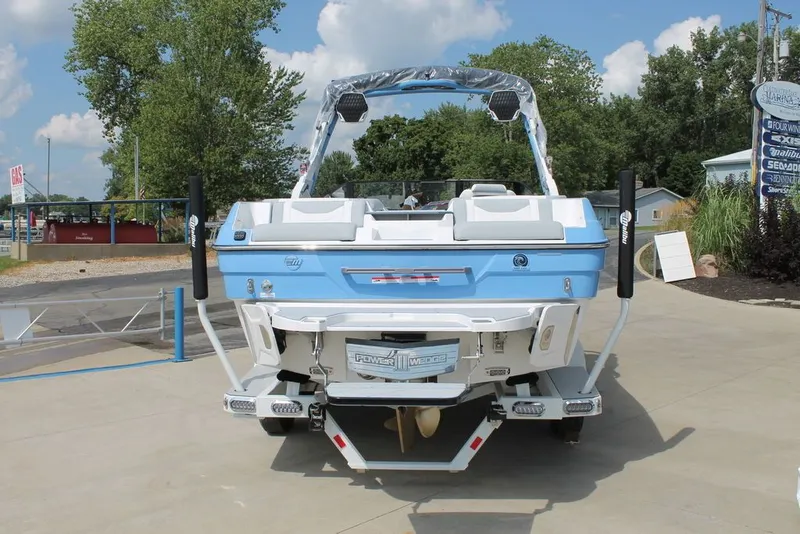 Slide: The Image of Malibu Wakesetter 23 LSV 2026 - 2