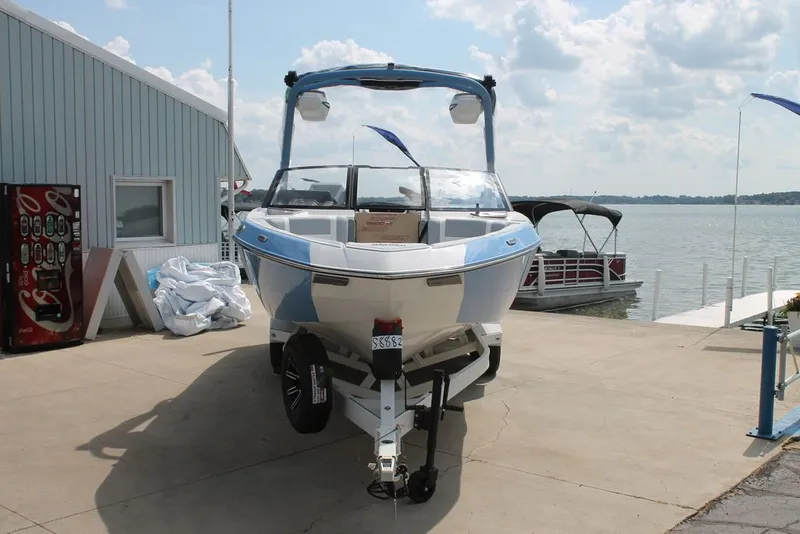 Slide: The Image of Malibu Wakesetter 23 LSV 2026 - 3