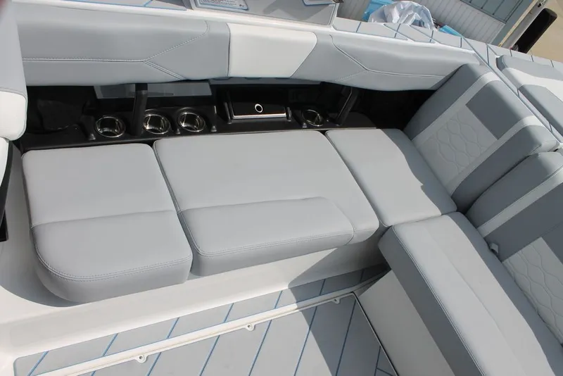 Slide: The Image of Malibu Wakesetter 23 LSV 2026 - 7