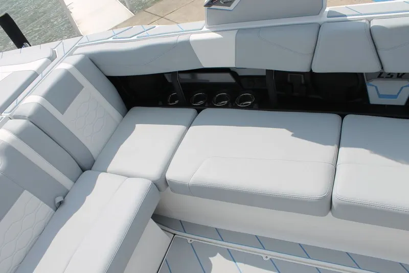 Slide: The Image of Malibu Wakesetter 23 LSV 2026 - 9
