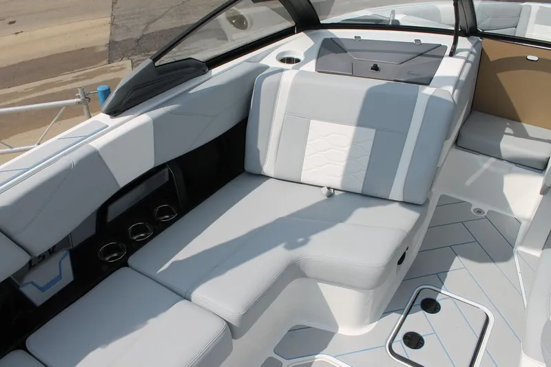 Slide: The Image of Malibu Wakesetter 23 LSV 2026 - 10