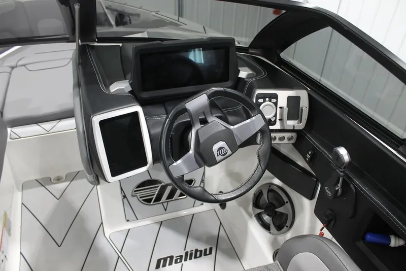 Slide: The Image of Malibu Wakesetter 25 LSV 2021 - 12