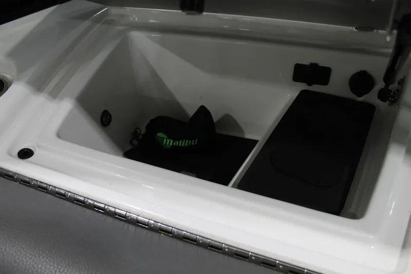 Slide: The Image of Malibu Wakesetter 25 LSV 2021 - 14