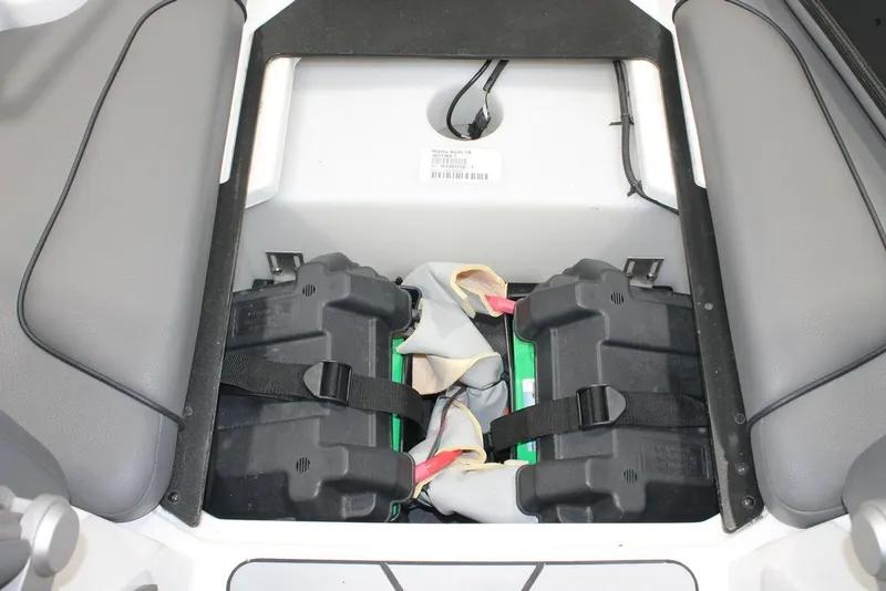 Slide: The Image of Malibu Wakesetter 25 LSV 2021 - 26