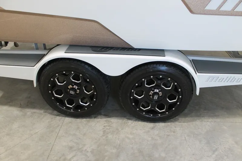 Slide: The Image of Malibu Wakesetter 25 LSV 2021 - 3