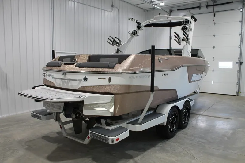 Slide: The Image of Malibu Wakesetter 25 LSV 2021 - 4