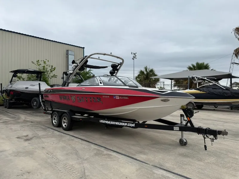The Image of 2010 Malibu Wakesetter 23 LSV boat on trailer, side view. - 0
