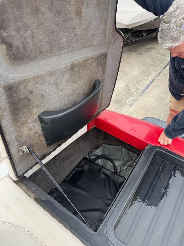 Slide: The Image of 2010 Malibu Wakesetter 23 LSV storage compartment with open lid. - 19