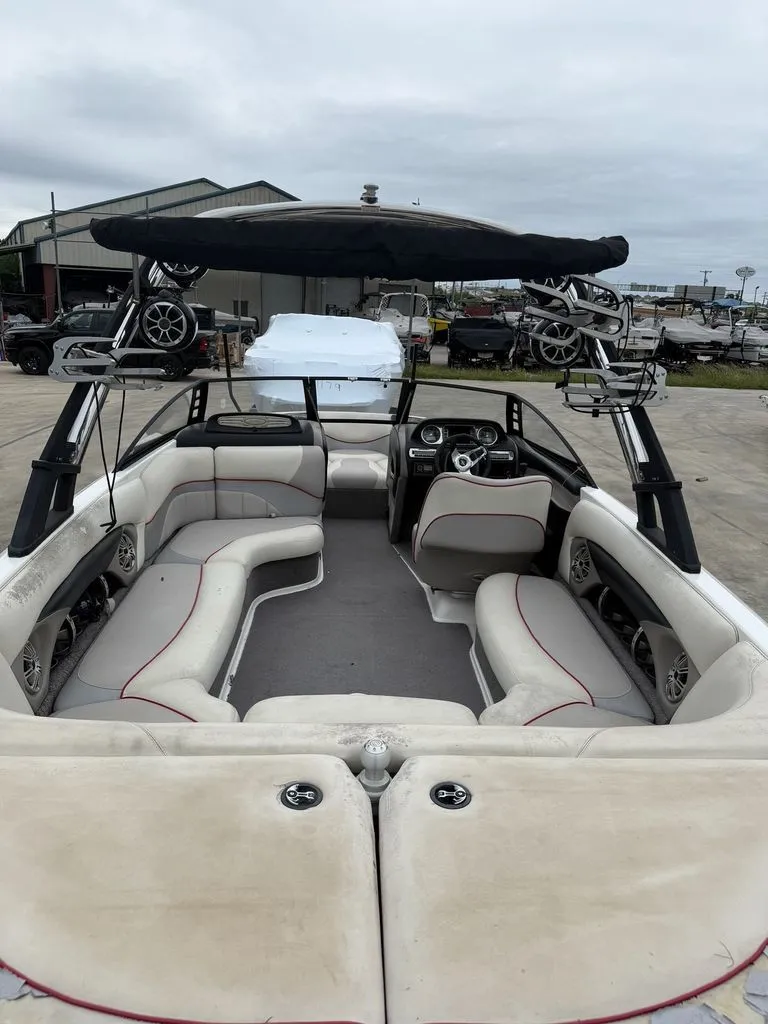 Slide: The Image of Interior view of a 2010 Malibu Wakesetter 23 LSV boat. - 22