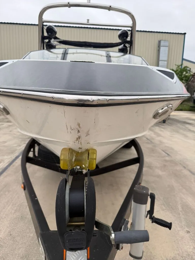 Slide: The Image of 2010 Malibu Wakesetter 23 LSV on trailer, front view. - 28