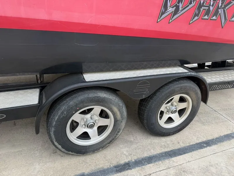 Slide: The Image of 2010 Malibu Wakesetter 23 LSV trailer tires and wheel well. - 32