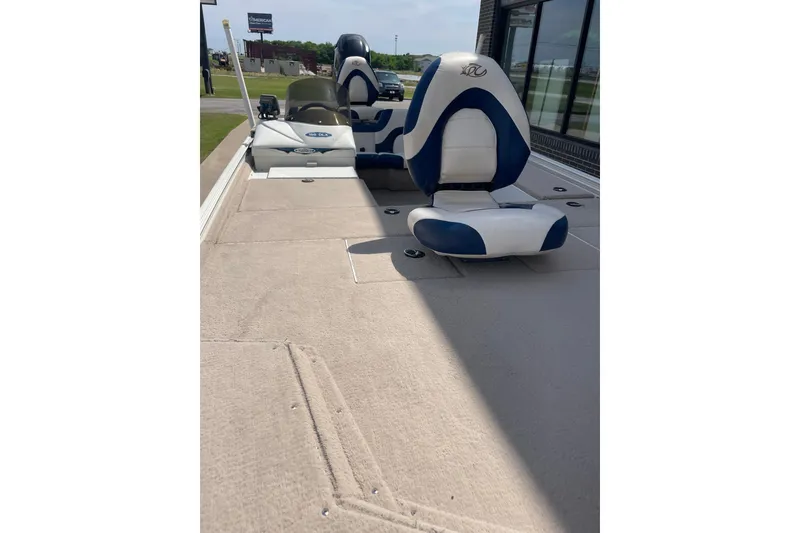 Slide: The Image of 2007 Duracraft 188dlx boat interior with blue and white seating, outdoor setting. - 7