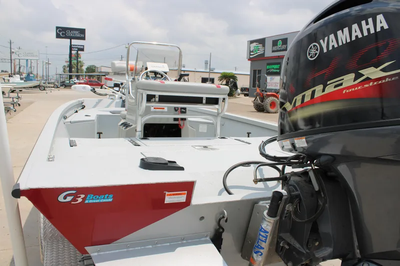 Slide: The Image of 2018 G3 Bay 18 DLX boat with Yamaha VMAX engine at dealership. - 9