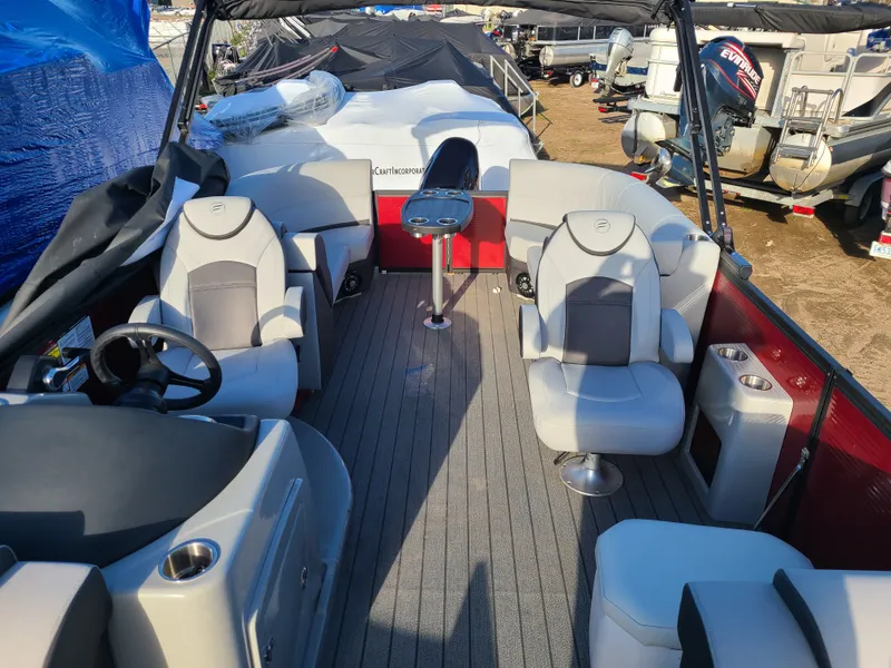 Slide: The Image of Flagship Discover D22CU With A 115HP Suzuki & Ultra Legs 2023 - 5