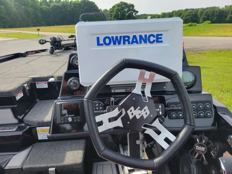 Slide: The Image of Bass Cat Jaguar 2025 steering wheel with Lowrance display. - 18
