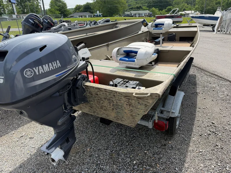 Slide: The Image of 2016 G3 1544 Jon boat with Yamaha outboard motor. - 3