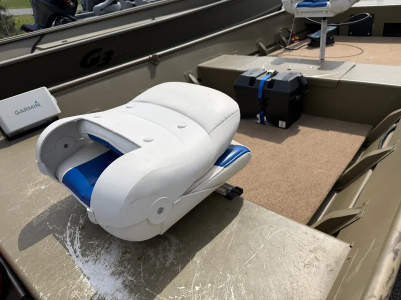 Slide: The Image of 2016 G3 1544 Jon boat with Garmin equipment and seat. - 6