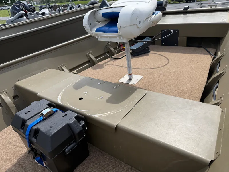 Slide: The Image of Interior of a 2016 G3 1544 Jon boat with seat and battery. - 7