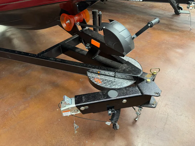 Slide: The Image of Falcon F195 trailer hitch, 2026 model, on concrete floor. - 25