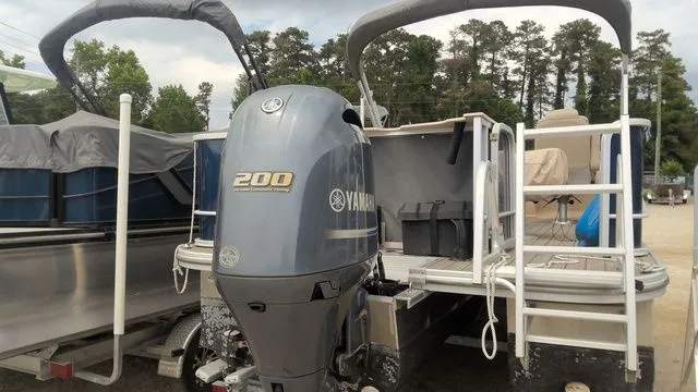 Slide: The Image of 2019 SunCatcher X322 FC boat with Yamaha 200 engine. - 9