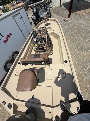 Slide: The Image of 2026 Excel Bay Pro 220 Elite boat with 200 HP Suzuki engine. - 6