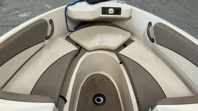Slide: The Image of Interior of a 2002 Four Winns 180 Horizon boat. - 10