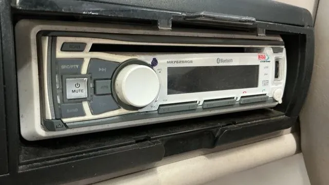 Slide: The Image of Boat stereo system in a 2002 Four Winns 180 Horizon. - 19