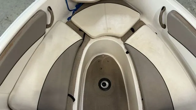 Slide: The Image of Interior of a 2002 Four Winns 180 Horizon boat. - 9