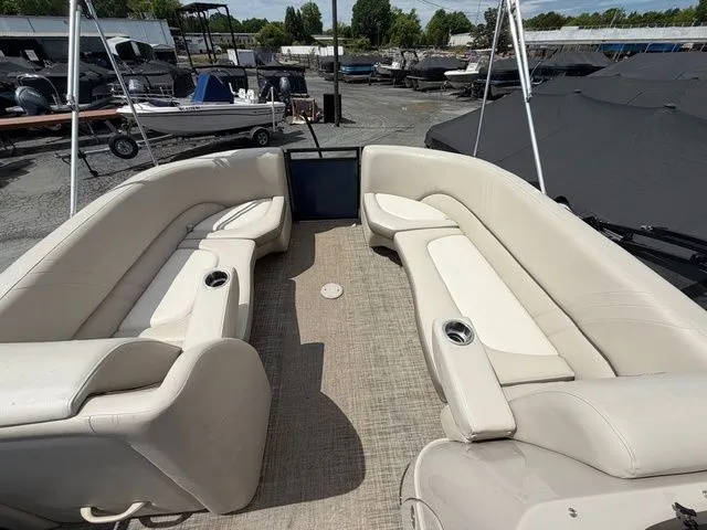 Slide: The Image of Interior of a 2019 Harris 220 Solstice Tritoon with beige seating. - 11