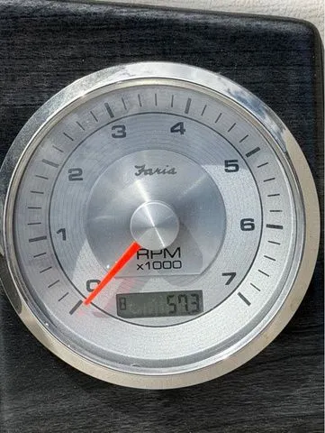 Slide: The Image of 2019 Harris 220 Solstice Tritoon tachometer displaying 573 RPM. - 13