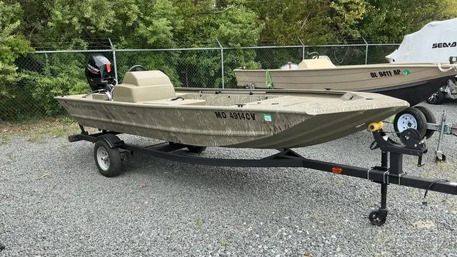 The Image of 2025 Tracker GRIZZLY 1648 SC boat in grassland camo on trailer. - 1