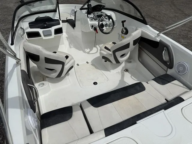 Slide: The Image of Interior of a 2018 Tahoe 550 TS boat with white seating. - 14
